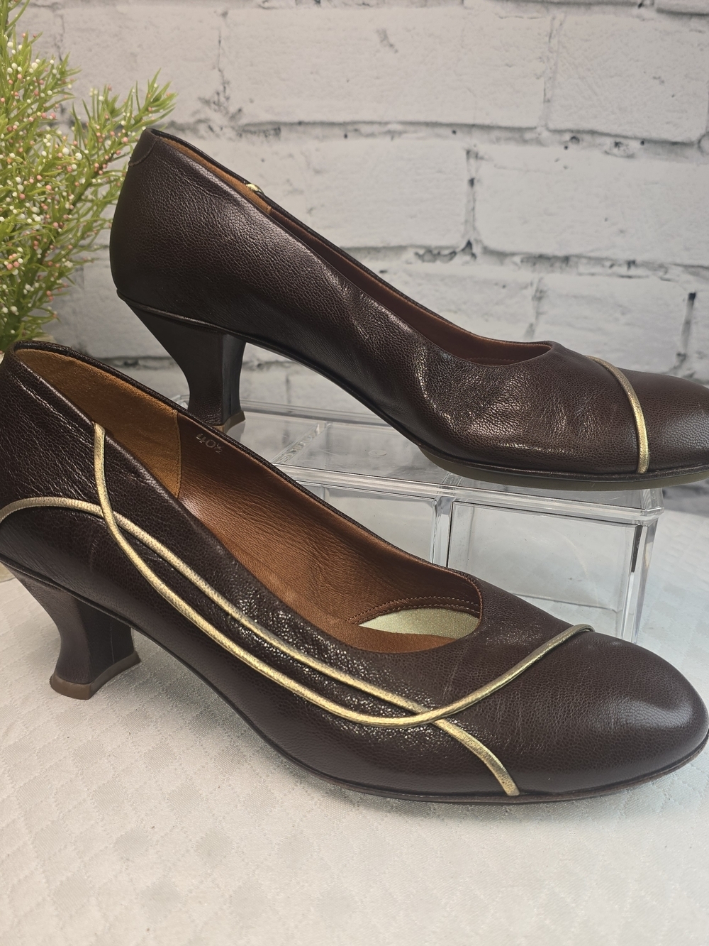 GENTLE SOULS BROWN LEATHER HEELS PUMPS GOLD METALLIC DETAIL TIMELESS WOMENS 40.5